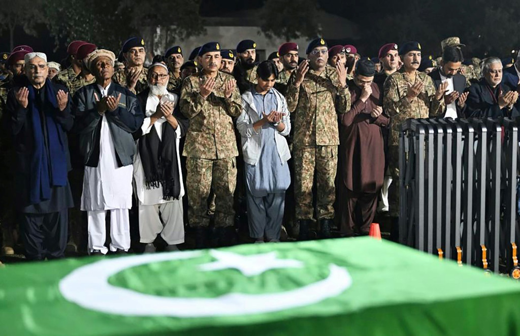صورة موزعة في 17 آذار/مارس 2024 تظهر مراسم تشييع ضابطين قتلا في هجوم قرب الحدود مع أفغانستان (ا ف ب)