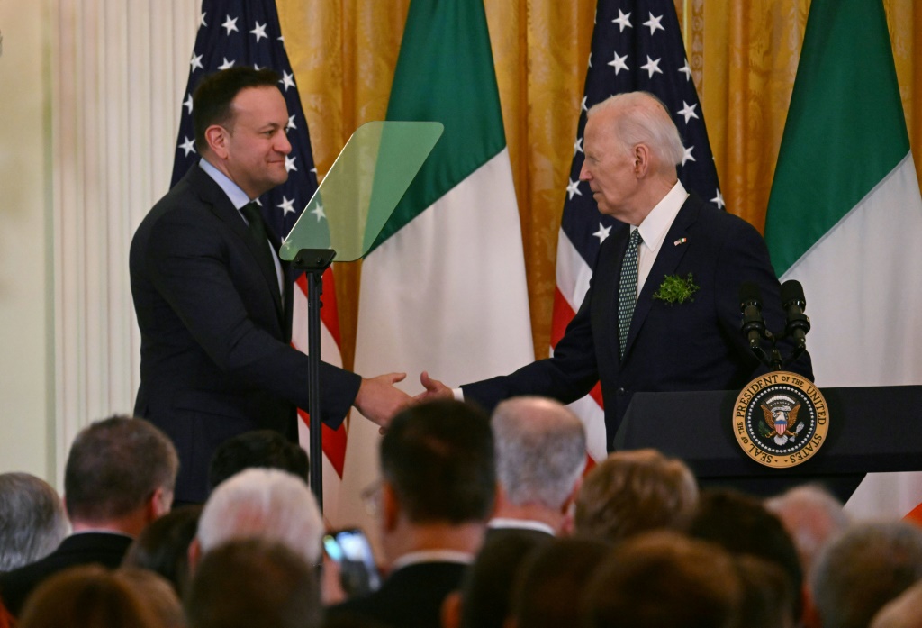 الرئيس الأمريكي جو بايدن (على اليمين) يصافح تاويستيتش من أيرلندا ليو فارادكار خلال الاحتفال بيوم القديس باتريك في الغرفة الشرقية للبيت الأبيض في واشنطن العاصمة، في 17 مارس 2024 (ا ف ب)