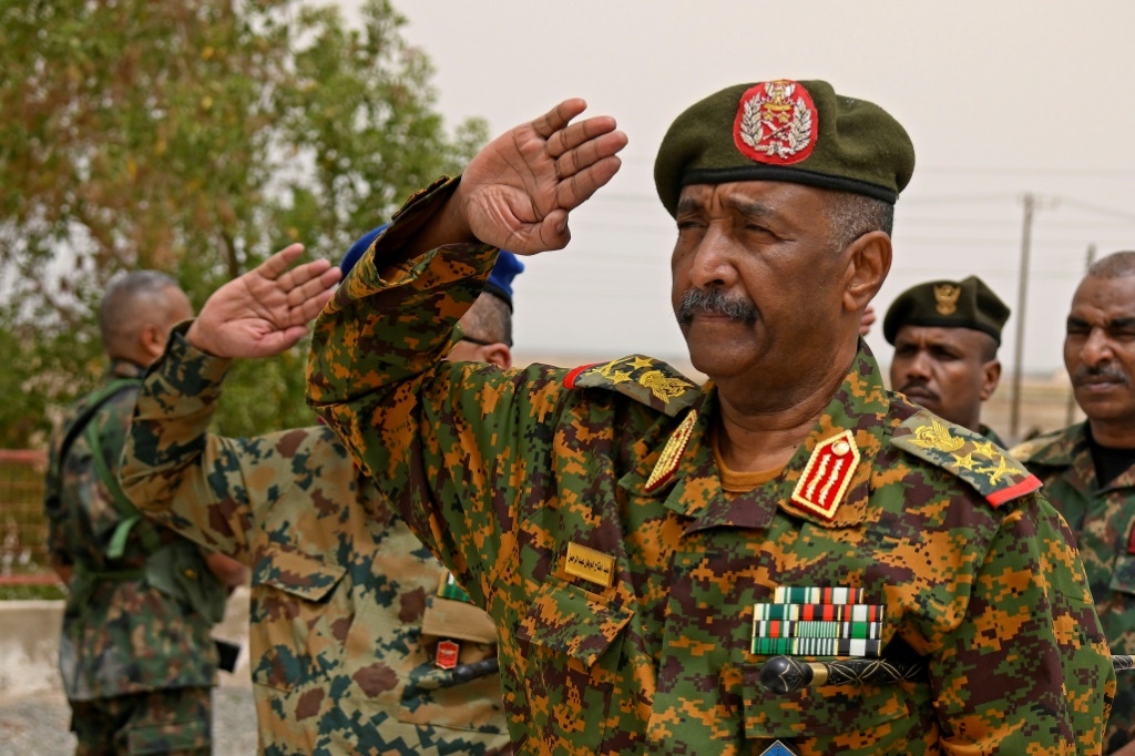 قائد الجيش السوداني عبد الفتاح البرهان اثناء زيارة قاعدة فلامنغو البحرية في بورتسودان في 28 آب أغسطس 2023 (ا ف ب)
