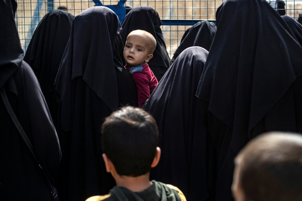 أطفال وأمهاتهم في مخيم الهول في صورة مؤرخة العاشر من تشرين الأول/أكتوبر 2023 (ا ف ب)