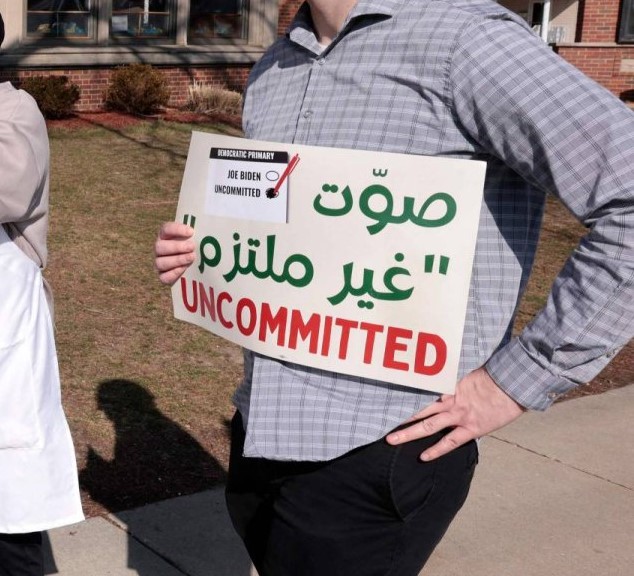 متطوعون في ميشيغان يطلبون من ناخبين التصويت بوضع علامة «غير ملتزم» في بطاقات الاقتراع احتجاجاً على سياسة بايدن تجاه غزة (أ.ف.ب)