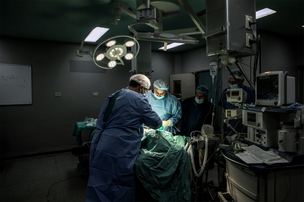 جراحان يجريان عملية في المستشفى الاوروبي في خان يونس في جنوب قطاع غزة في 31 كانون الاول/ديسمبر 2023. (أ ف ب)   