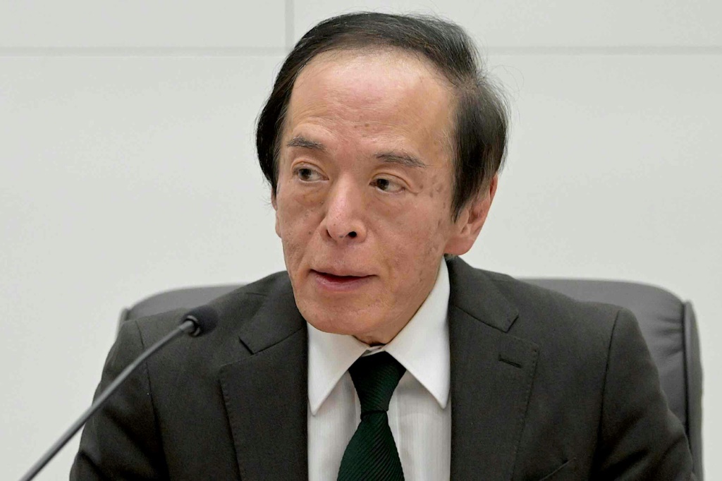    حاكم البنك المركزي الياباني كازوو أويدا خلال مؤتمر صحافي في طوكيو في 19 آذار/مارس 2024 في ختام اجتماع قرر وضع حد لسياسة معدل الفائدة السلبي (أ ف ب)   