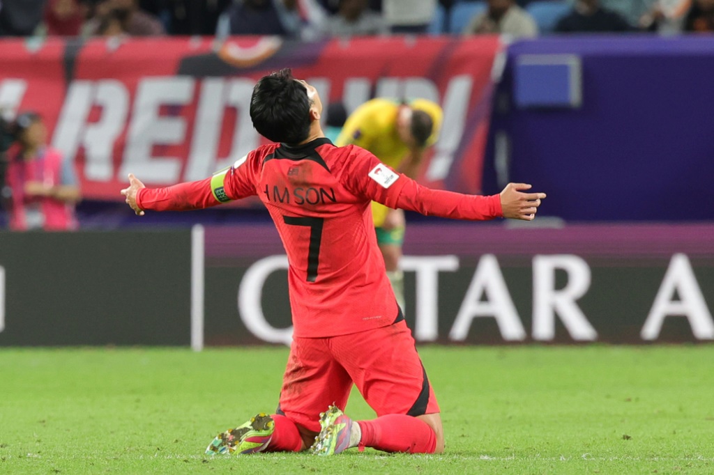 قائد كوريا الجنوبية هيونغ-مين سون يحتفل بالتأهل الى نصف نهائي كأس اسيا على حساب استراليا في الوكرة في الثاني من شباط/فبراير 2024 (أ ف ب)   