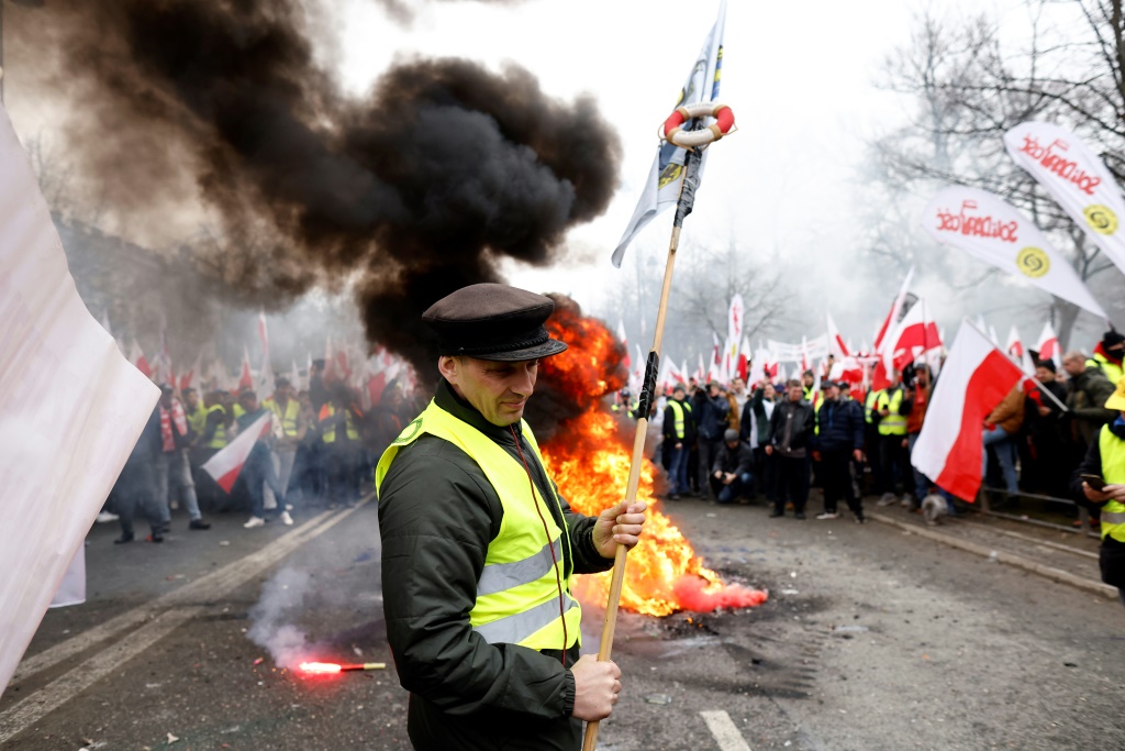 وينظم المزارعون البولنديون احتجاجات منتظمة ضد سياسات الاتحاد الأوروبي بشأن التدابير المناخية والواردات من خارج الكتلة (أ ف ب)   