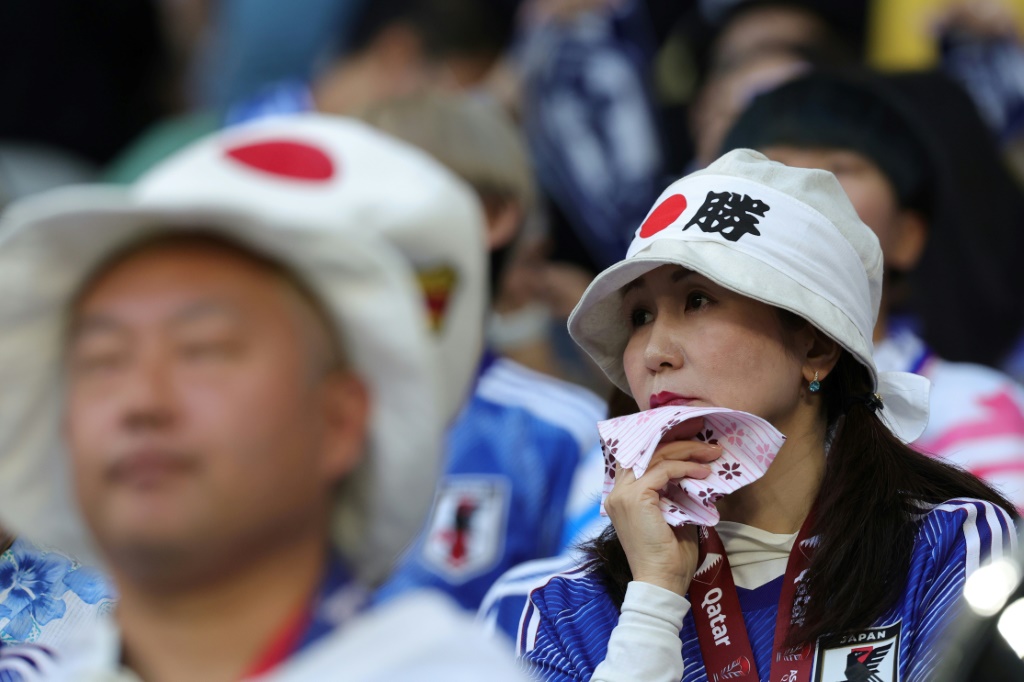 مشجعو منتخب اليابان في كأس آسيا مطلع العام 2024 (أ ف ب)   