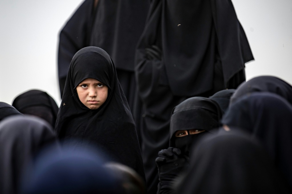    طفلة الخلافة: فتاة في مخيم الهول الواسع لتنظيم الدولة الإسلامية شمال شرقي سوريا (أ ف ب)   