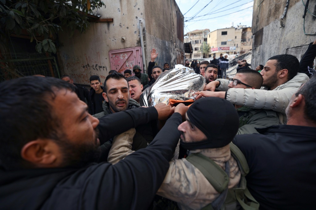 فلسطينيون يحملون جثمان أحد قتلى العملية العسكرية في طولكرم في 21 آذار/مارس 2024 (ا ف ب)