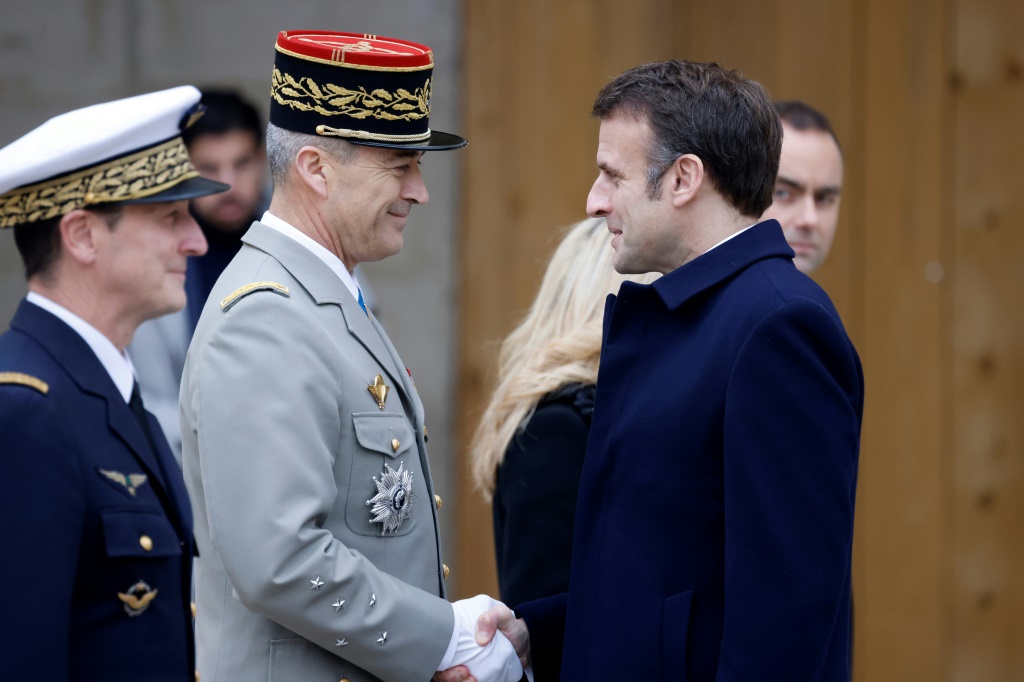 الرئيس الفرنسي إيمانويل ماكرون يحيي تييري بوركهارد، رئيس أركان القوات المسلحة الفرنسية، في باريس في فبراير (أ ف ب)   