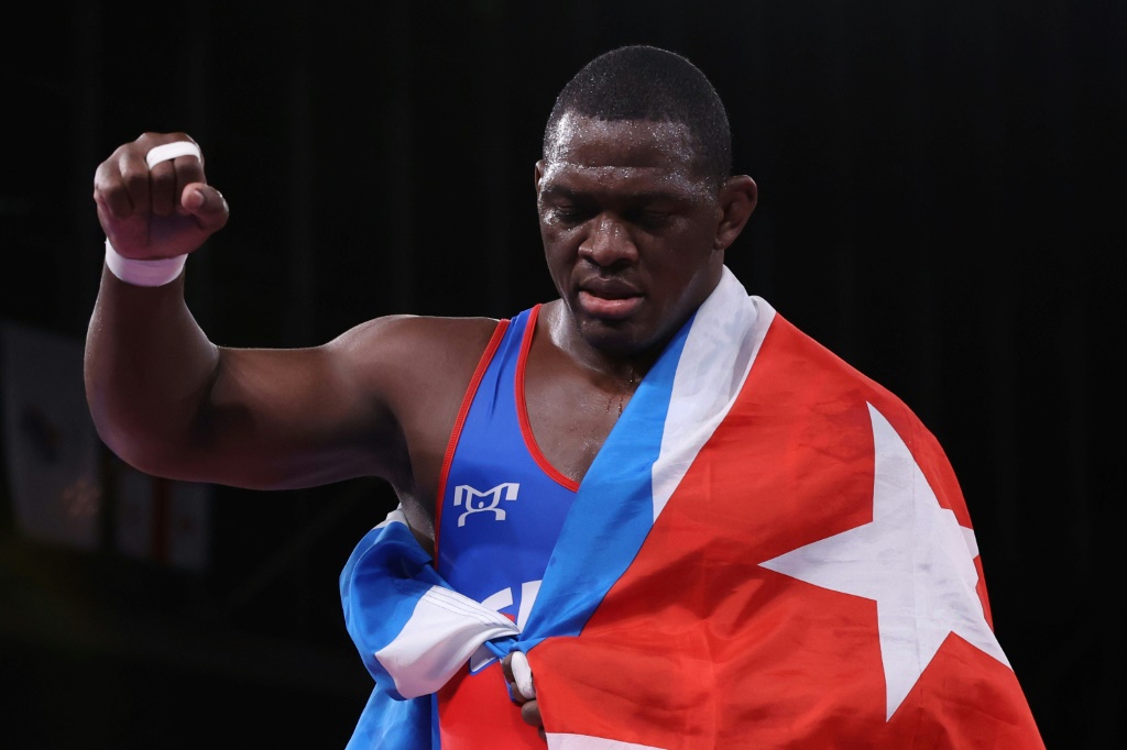 يسعى المصارع الكوبي ميجاين لوبيز إلى إحراز الميدالية الذهبية الخامسة على التوالي في أولمبياد باريس (أ ف ب)   