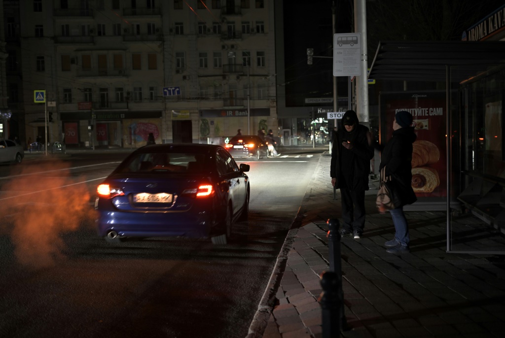 أحد شوارع خاركيف الأوكرانية ليل 22 آذار/مارس 2024 وسط انقطاع الكهرباء (ا ف ب)
