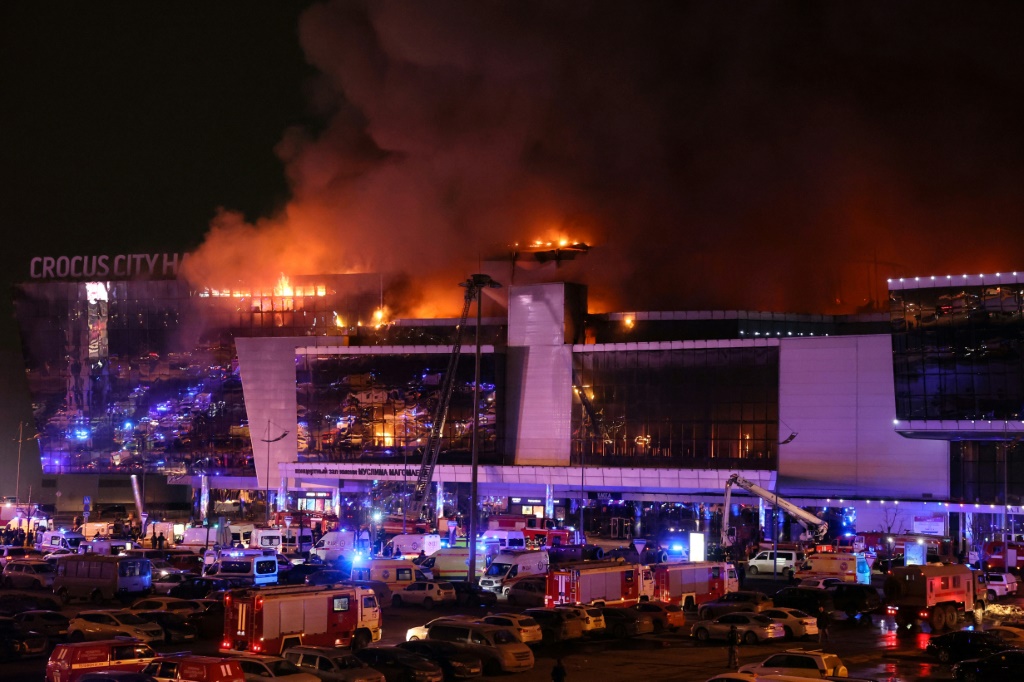 مركبات خدمات الطوارئ خارج قاعة حفلات موسيقية محترقة في أعقاب إطلاق نار في ضاحية كراسنوغورسك في العاصمة الروسية موسكو في 22 آذار/مارس 2024 (ا ف ب)