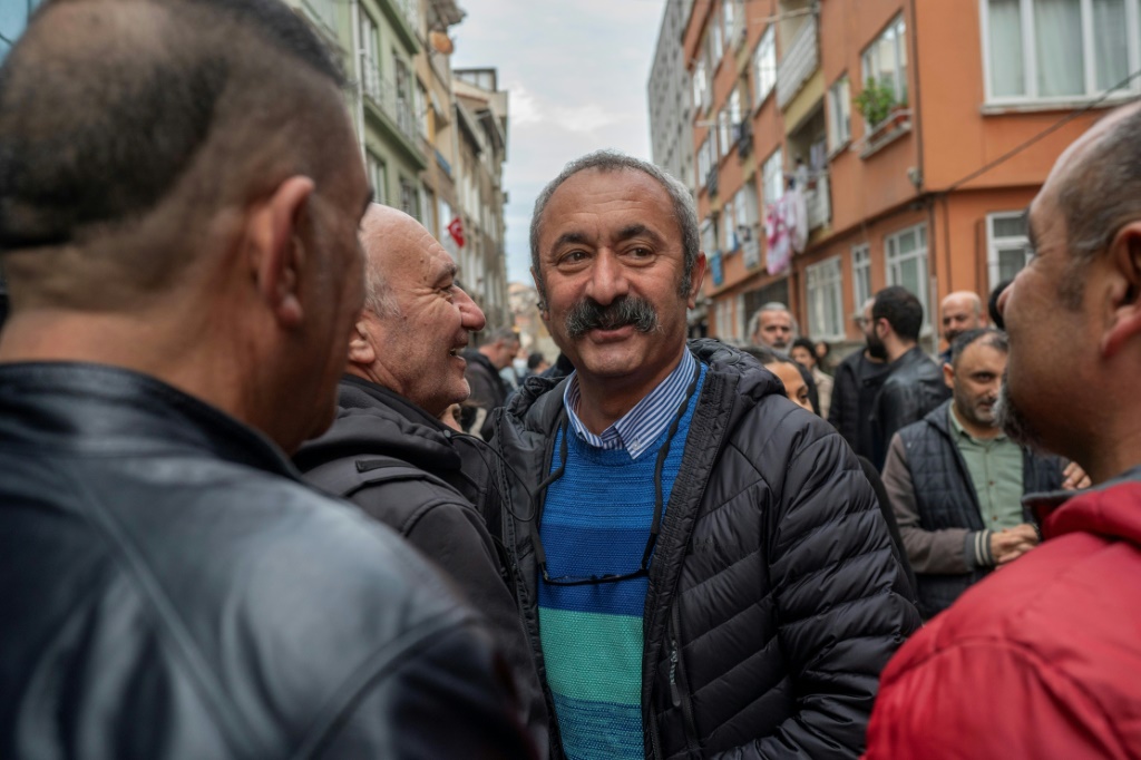 فاتح ماكوغلو خلال الحملة الانتخابية في منطقة كاديكوي بإسطنبول (أ ف ب)   