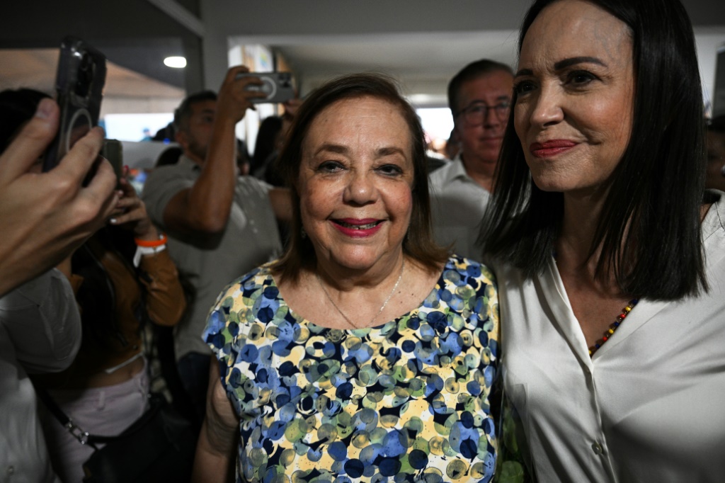 تم اختيار كورينا يوريس (يسار) كبديل لمرشحة المعارضة ماريا كورينا ماتشادو (يمين) في الانتخابات الرئاسية التي أجريت في 28 يوليو (أ ف ب)   