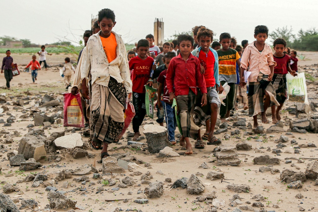 أطفال يصلون الى المدرسة التي دمرت أجزاء منها بسبب الحرب في الحديدة في أول يوم من العام الدراسي في 21 آب/أغسطس 2022 (أ ف ب)   