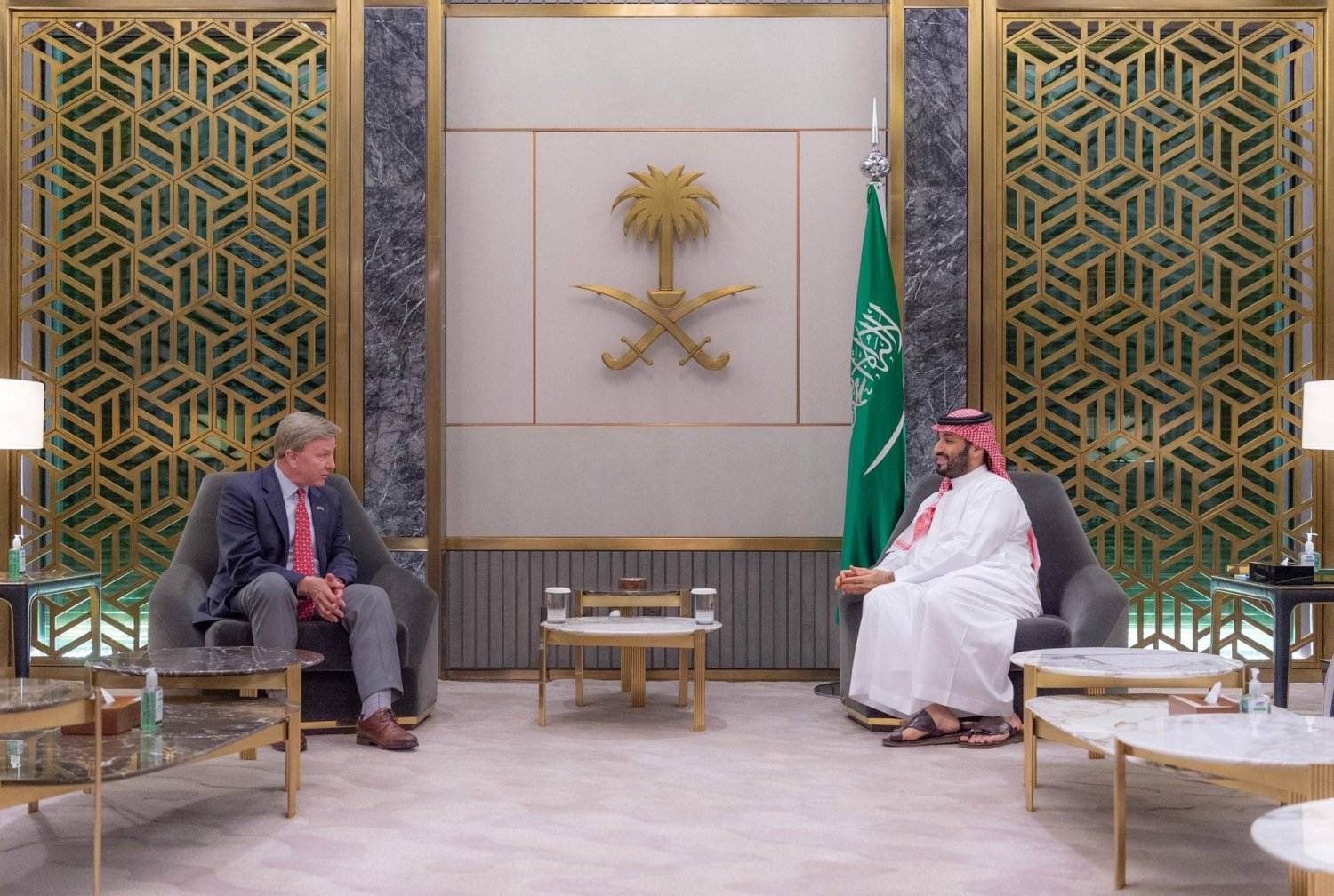 ولي العهد السعودي لدى استقباله رئيس لجنة القوات المسلحة بمجلس النواب الأميركي في جدة (واس)