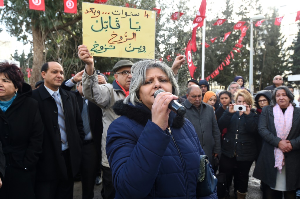 المحامية بسمة خلفاوي ارملة المعارض التونسي شكري بلعيد خلال تظاهرة للمطالبة بكشف "الحقيقة" بشأن اغتياله في 6 شباط/فبراير 2017 (ا ف ب)