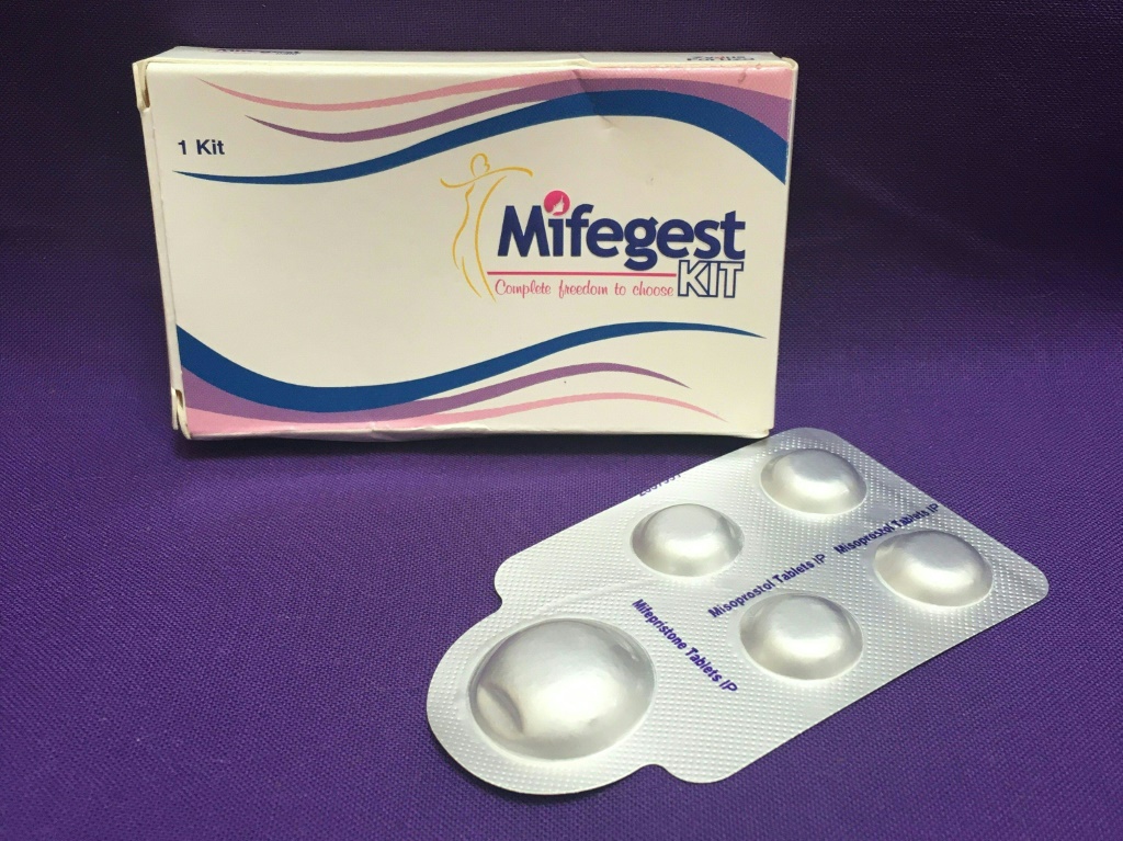 مجموعة مركبة من أقراص الميفيبريستون (L) والميزوبروستول، وهما دواءان يستخدمان معًا، وتسمى أيضًا حبوب الإجهاض (ا ف ب)