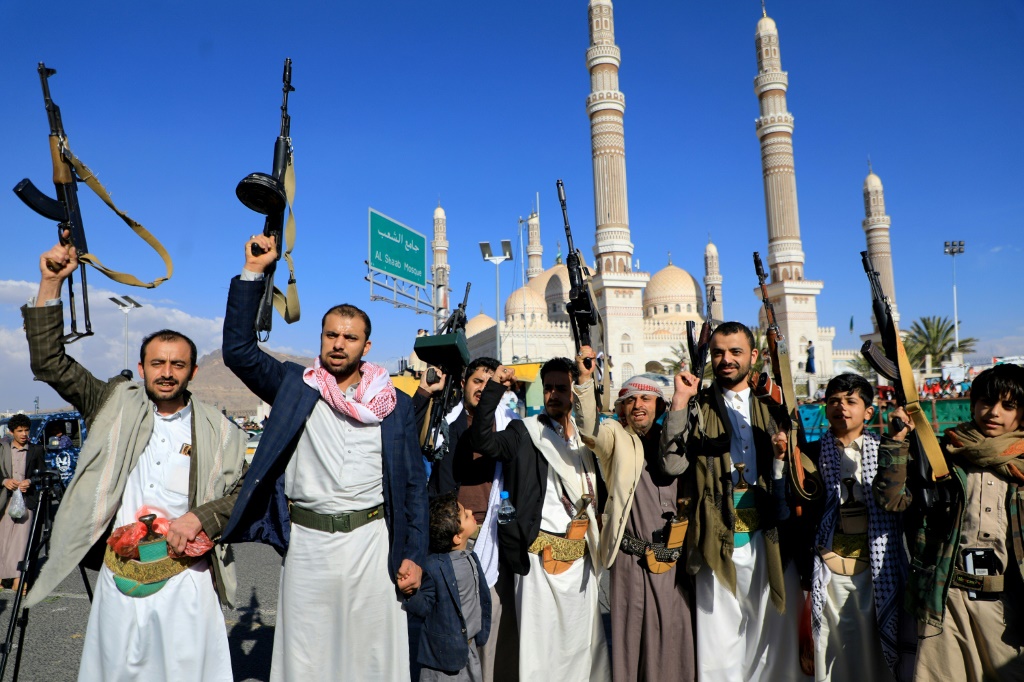 يمنيون مسلحون في شوارع العاصمة صنعاء التي يسيطر عليها الحوثيون يتظاهرون دعما للفلسطينيين في قطاع غزة في 2 شباط/فبراير 2024 (أ ف ب)   