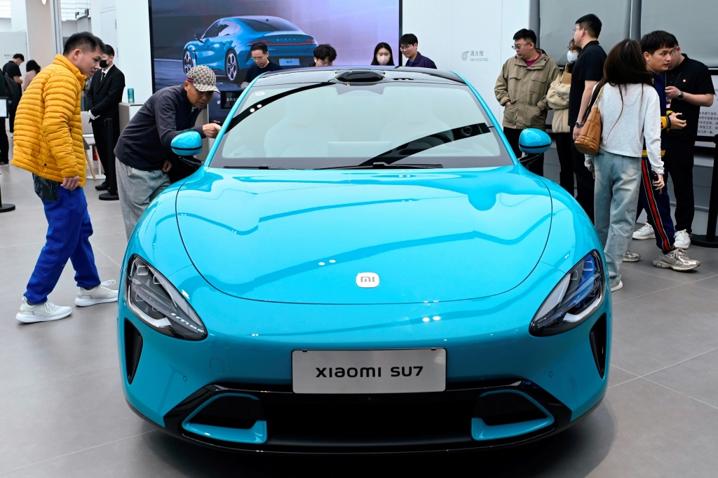 يتم عرض سيارة Xiaomi SU7 الكهربائية في متجر Xiaomi في بكين في 26 مارس 2024. (ا ف ب)