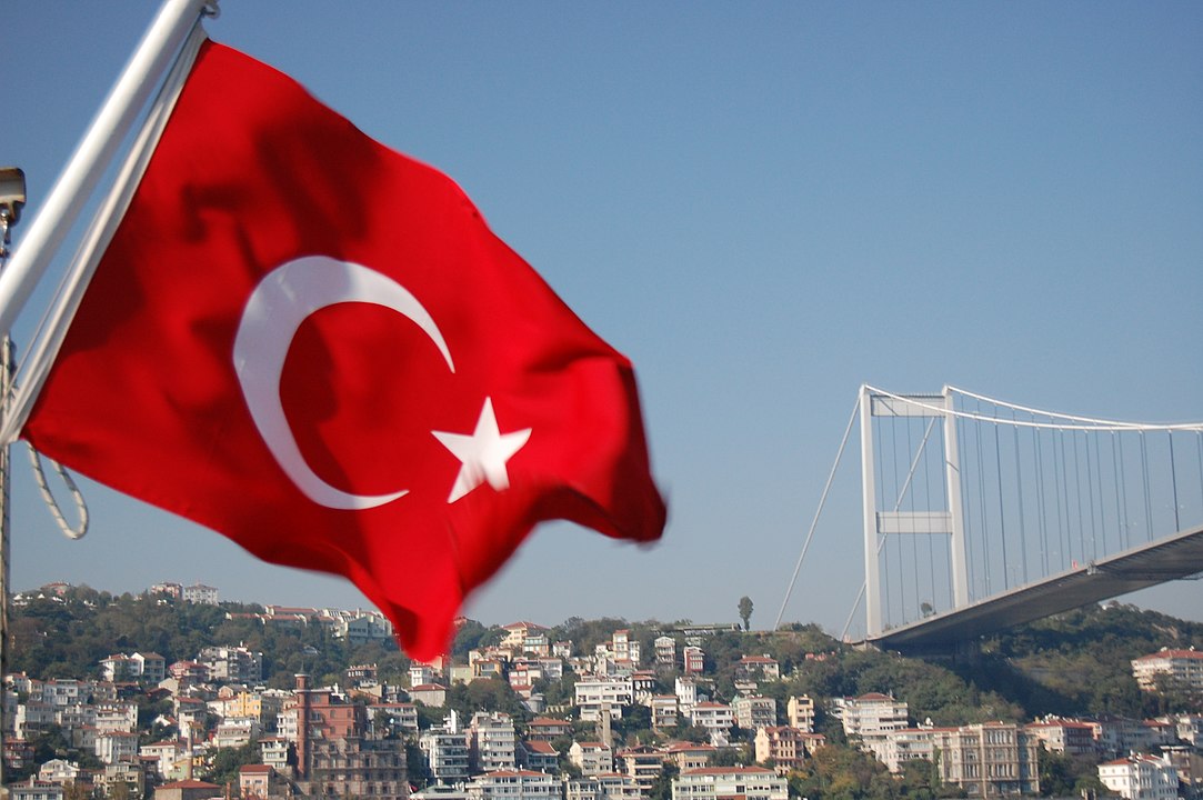 العلم التركي على جسر شهداء 15 يوليو (ويكيبيديا)