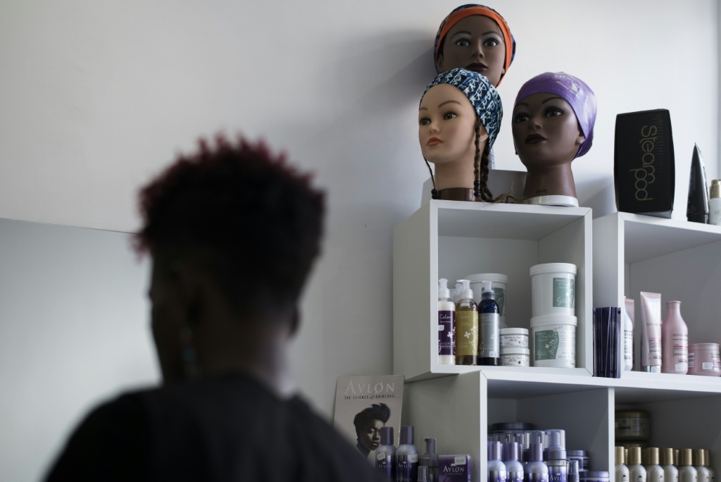 يقول الخبراء إن التمييز على أساس قصات الشعر يستهدف في الغالب النساء السود (أ ف ب)   