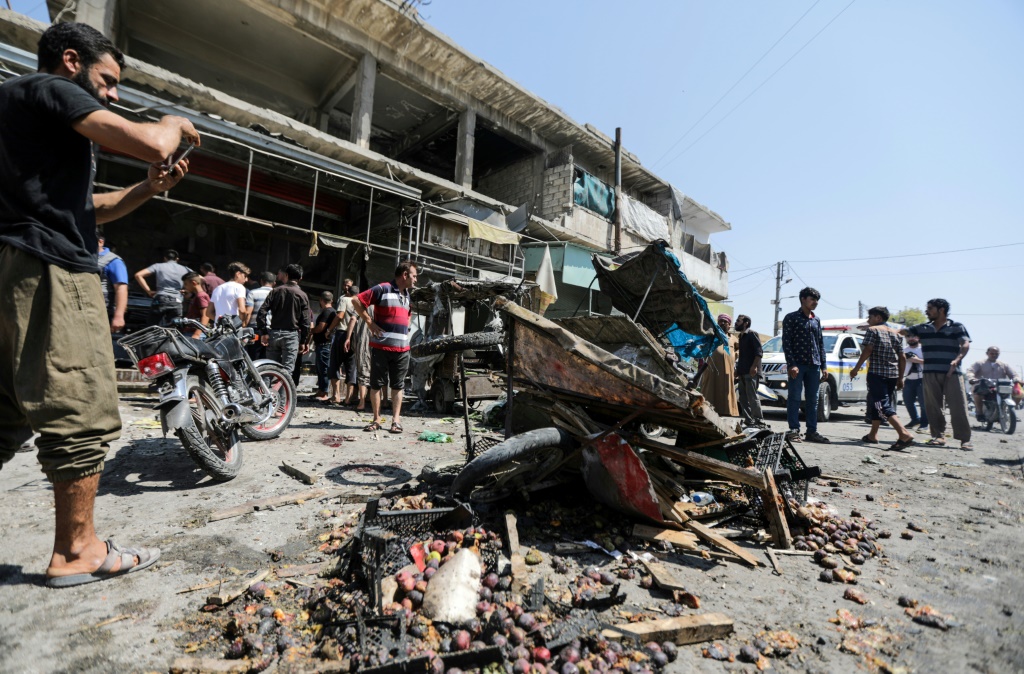العدو الإسرائيلي شن عدوانا جويا من اتجاه الجولان السوري المحتل، مستهدفا أحد المباني السكنية في ريف دمشق" (أ ف ب)