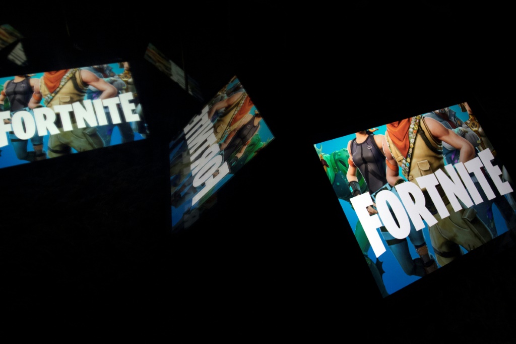 شعار لعبة "فورنايت" يظهر على شاشة جهاز لوحي في باريس في 18 شباط/فبراير 2019 (ا ف ب)