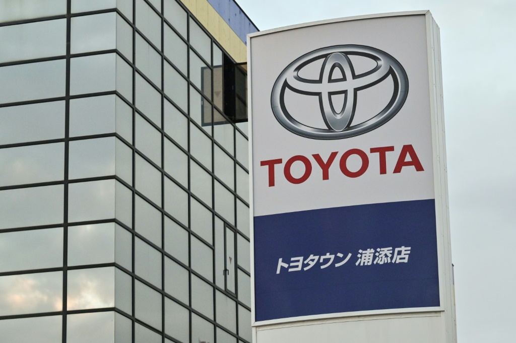 شعار تويوتا لدى أحد وكلاء الشركة في أوكيناوا جنوب غرب اليابان في 30 كانون الثاني يناير 2024 (ا ف ب)