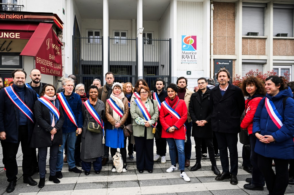 اجتمع المسؤولون في باريس لإظهار الدعم لمدير المدرسة في قضية الحجاب (أ ف ب)   