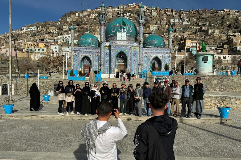    سياح تايلانديون يلتقطون صورة جماعية في 25 آذار/مارس 2024 أمام مسجد كارت ساخي في كابول (أ ف ب)   