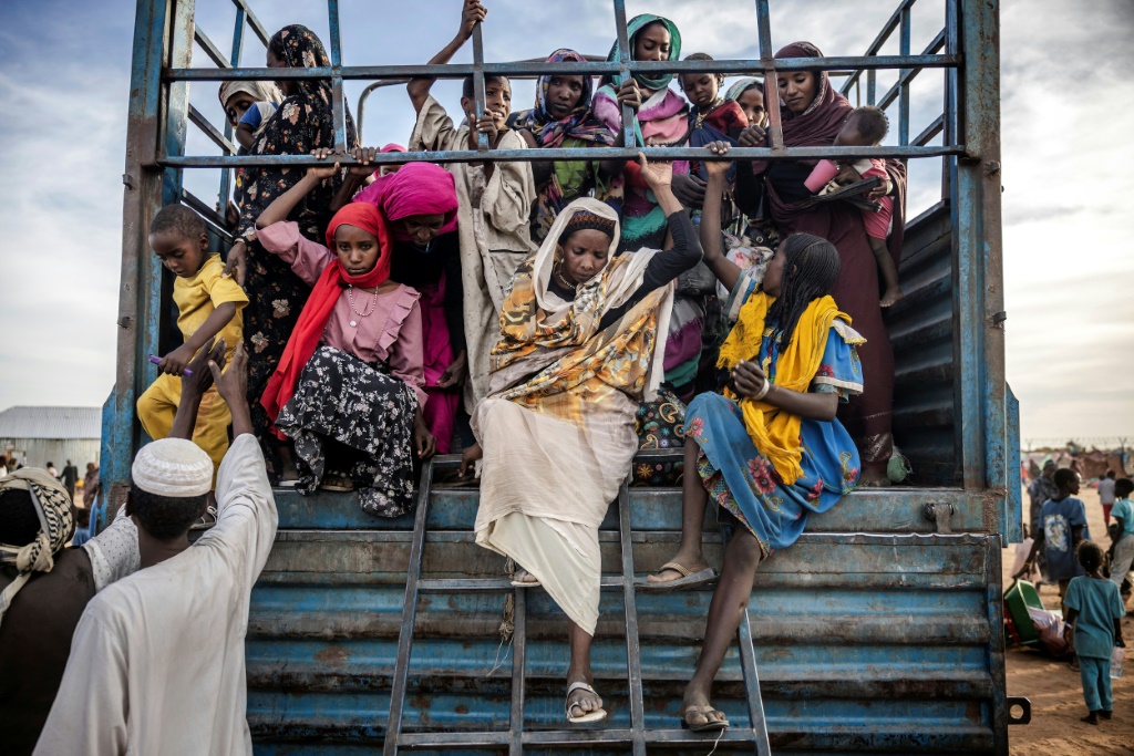 لاجئون سودانيون فروا من الحرب في بلدهم يصلون إلى مركز إيواء في رنك في جنوب السودان في 13 شباط/فبراير 2024 (أ ف ب)   