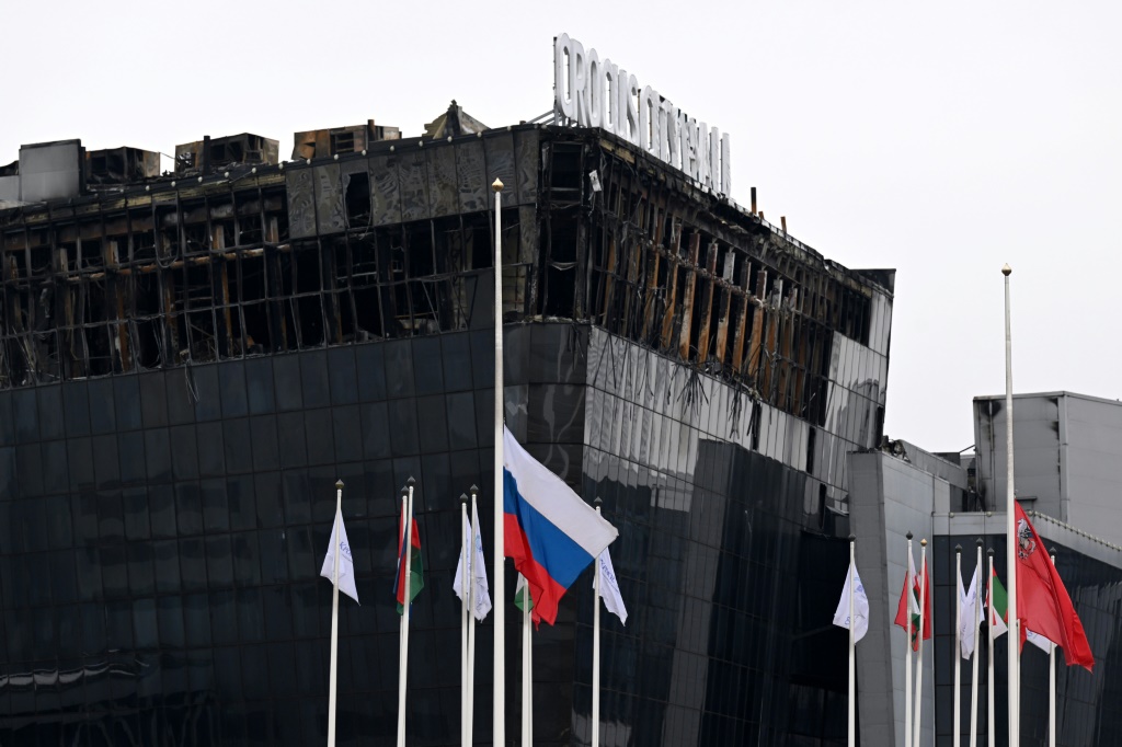 علم روسي تم تنكيسه أمام صالة كروكوس سيتي هول في موسكو في 29 آذار/مارس 2024 بعد أسبوع على هجوم أوقع 143 قتيلا (أ ف ب)   