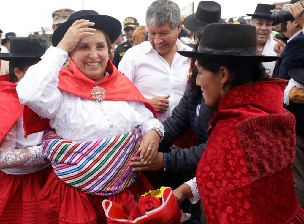 صورة نشرتها الرئاسة البيروفية للرئيسة دينا بولوارتي خلال مراسم وضع حجر الأساس لتعبيد طريق على بعد 570 كلم جنوب شرق ليما، في 20 كانون الثاني/يناير 2024 (ا ف ب)