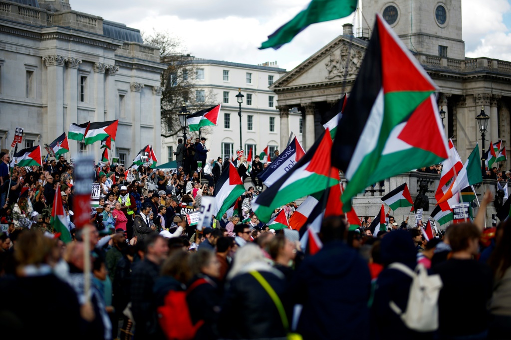 وشهدت لندن العديد من الاحتجاجات واسعة النطاق المؤيدة للفلسطينيين منذ أن شنت إسرائيل ردها العسكري على الهجوم غير المسبوق الذي شنته حماس في 7 أكتوبر/تشرين الأول. (أ ف ب)   