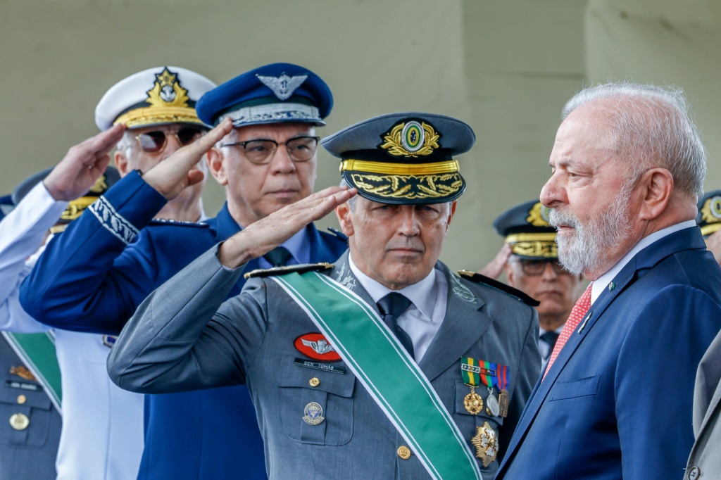 الرئيس البرازيلي لويز إيناسيو لولا دا سيلفا (على اليمين) يتلقى التحية من قادة القوات المسلحة (أ ف ب)   