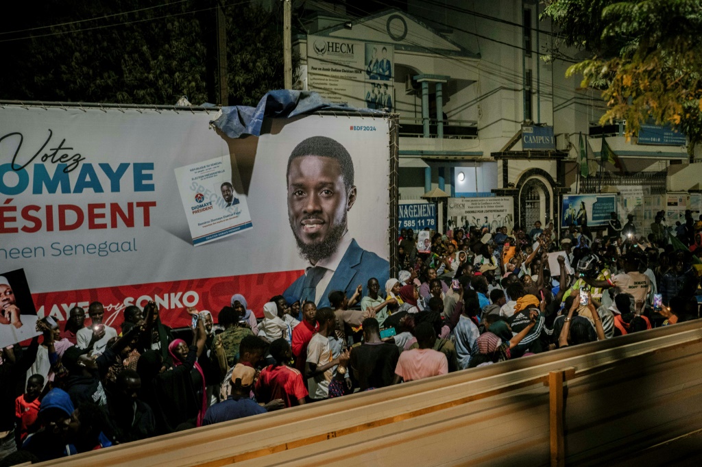 أنصار مرشحي المعارضة لمؤسسات السلطة باس ديومي فاي أمام مقره في دكار يوم الانتخابات الرئاسية في السنغال في 24 آذار/مارس 2024 (أ ف ب)