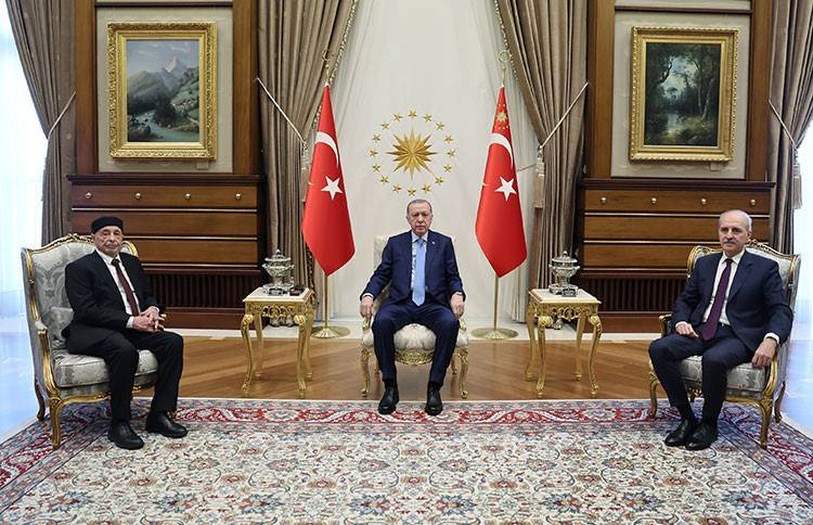 صالح في لقاء سابق مع الرئيس التركي بحضور رئيس البرلمان التركي (الرئاسة التركية)