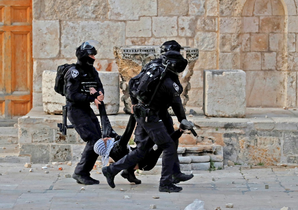 وفي بلدة الطور شرقي القدس المحتلة، اعتقلت مخـابرات الاحتلال شابا آخر بعد اقتحام منزله (أ ف ب)