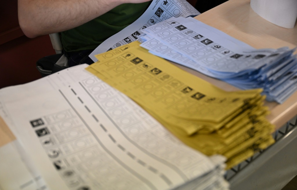 بطاقات الاقتراع في أحد المراكز في اسطنبول خلال الانتخابات البلدية التركية في 31 آذار/مارس 2024 (ا ف ب)