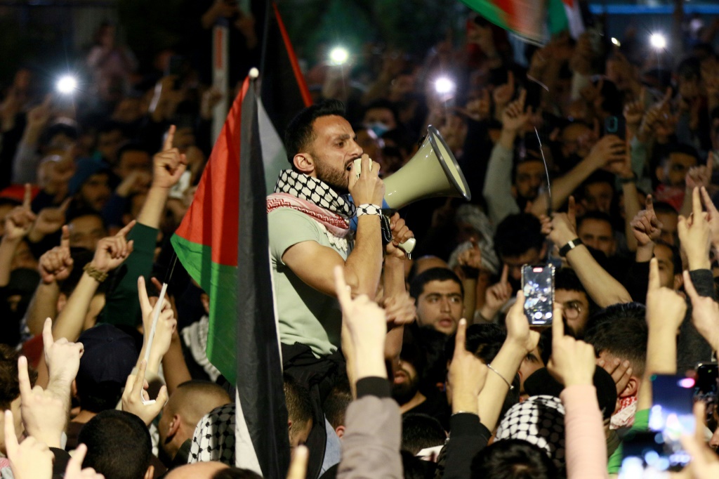 شهدت الاحتجاجات الأخيرة اشتباكات نادرة بين المتظاهرين وقوات الأمن في العاصمة وفي أكبر مخيم للاجئين الفلسطينيين في الأردن (أ ف ب)