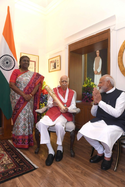    أشاد رئيس الوزراء الهندي ناريندرا مودي بـ "الدور المحوري" للال كريشنا أدفاني، الرجل الذي يُنسب إليه الفضل في دفع القومية الهندوسية إلى القوة السياسية المهيمنة في البلاد. (أ ف ب)   