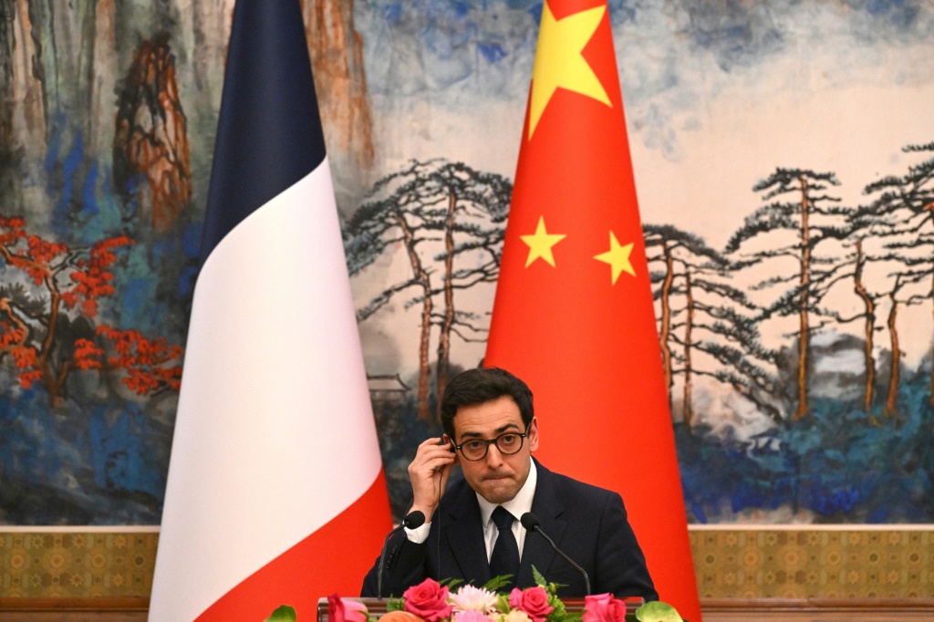 وزير الخارجية الفرنسي سيباستيان سيجورنيه خلال مؤتمر صحافي في بكين في الأول من نيسان/أبريل 2024 (ا ف ب)