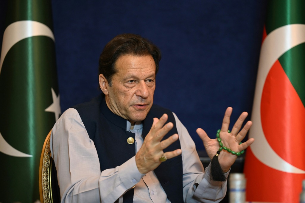 رئيس الوزراء الباكستاني السابق عمران خان خلال مقابلة مع وكالة فرانس برس في مقره في لاهور في 15 آذار/مارس 2023 (أ ف ب)   