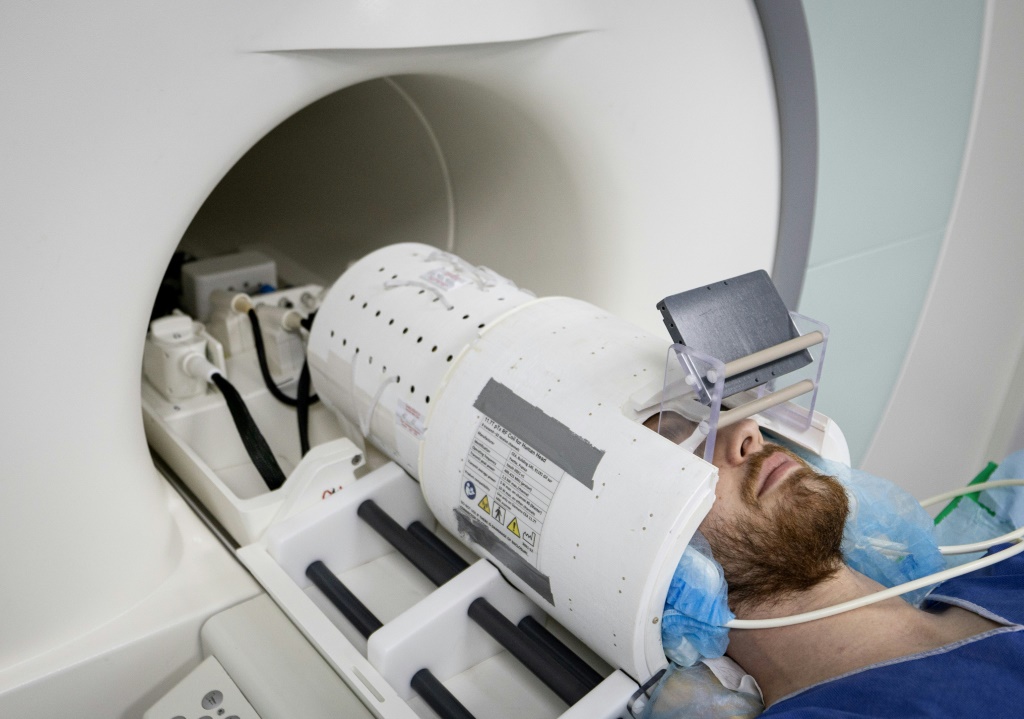 يحصل الماسح الضوئي القوي Iseult على صور أكثر دقة بعشر مرات من أجهزة التصوير بالرنين المغناطيسي في المستشفيات (ا ف ب)
