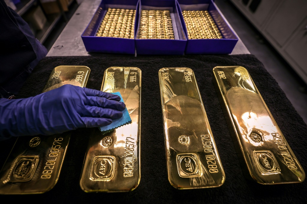 وسجلت أسعار الذهب مستوى قياسيا عند 2277.02 دولارا للأوقية (أ ف ب)   