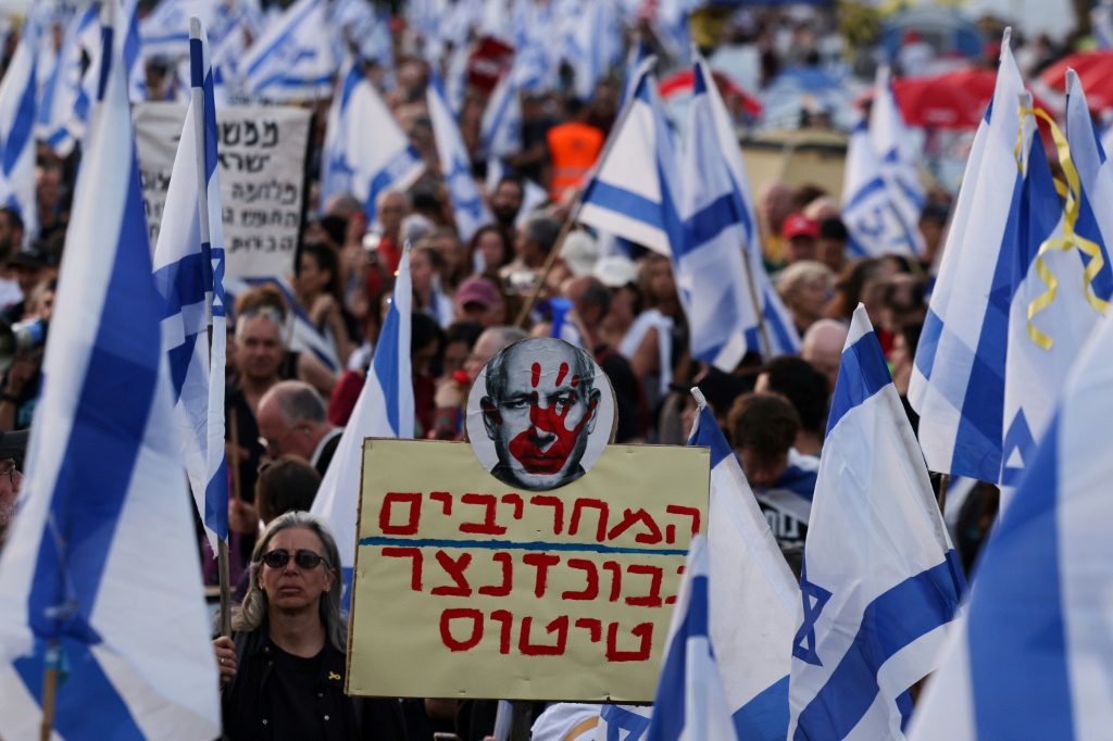  تظاهر متظاهرون مناهضون للحكومة الإسرائيلية أمام البرلمان مطالبين باستقالة رئيس الوزراء بنيامين نتنياهو (أ ف ب)