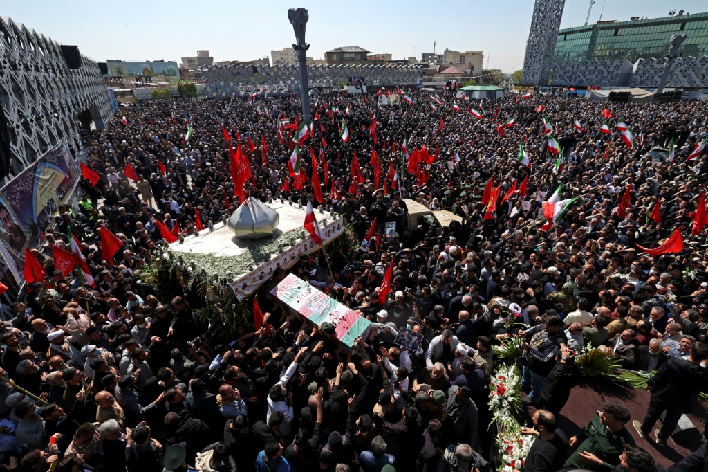 مشيعون يشاركون في جنازة ضابطين في الحرس الثوري الايراني قتلا بضربة اسرائيلية بسوريا، في طهران في 4 نيسان ابريل 2023 (ا ف ب)