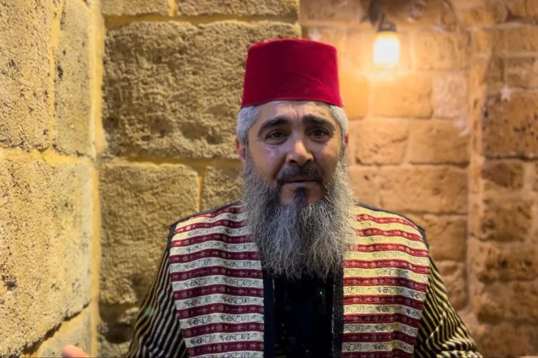 الحكواتي سعد الدين أبو سلطانية يحافظ على وجوده في ليالي رمضان في صيدا (الجزيرة)