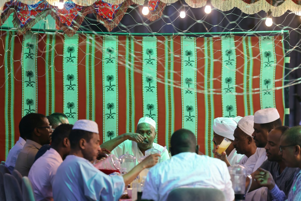 يجتمع الجالية السودانية في المملكة العربية السعودية في الرياض لتناول الطعام والصلاة ومواساة بعضهم البعض بشأن الصراع الذي يجتاح بلادهم. (ا ف ب)